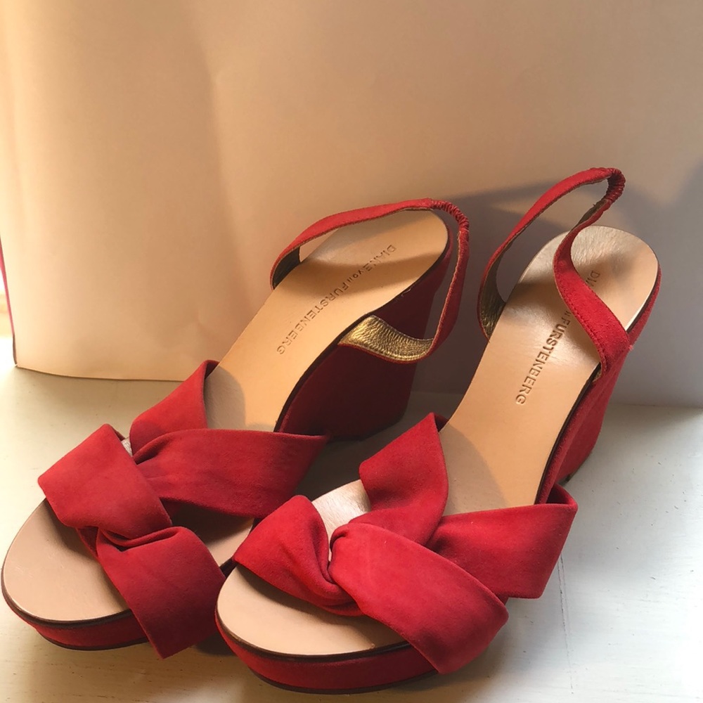 New red suede DVF strappy wedge sandals sz 8